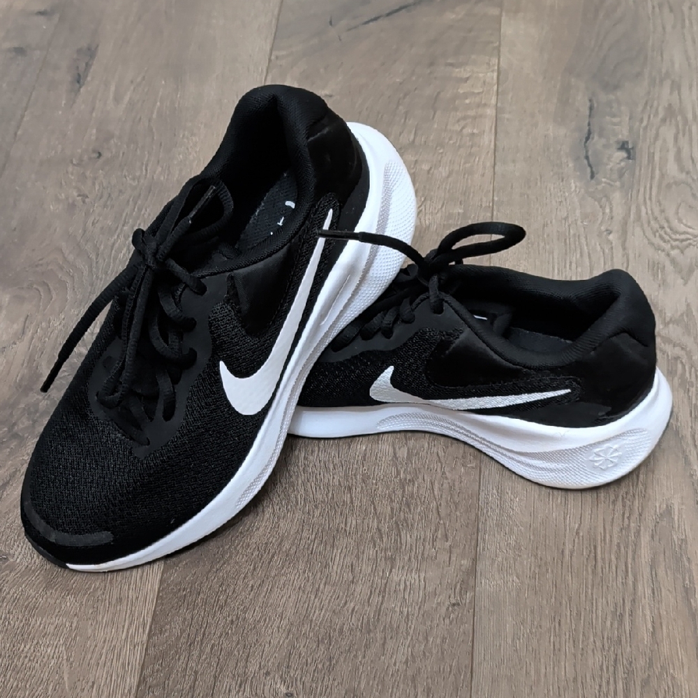 Nike Downshifter 12 Women’s Running Shoes 6.5M Black/White Excellent Condition
